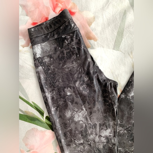❗️CLEAROUT❗️ NWT! HUE SILVER crackle snake print JEAN LEGGINGS - real pockets XS - Picture 4 of 5